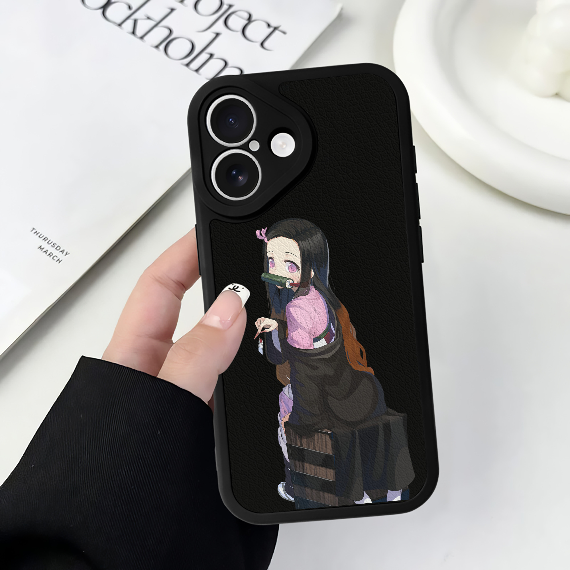 （画像用） 鬼滅の刃（きめつのやいば）竈門 禰󠄀豆子／かまど ねずこ Kamado Nezuko 【iPhone 16シリーズ対応】シリコンスマホケース（レザー調） 材質：シリコン